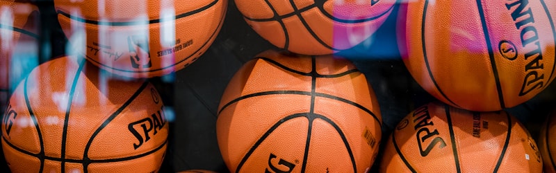 赛场窗口直播中心主图，展示一个正在播放足球比赛的现代化直播界面